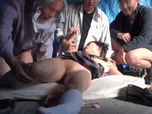 ホームレスにレイプされてる女子高生がやばい…中出しされる輪姦GIF画像